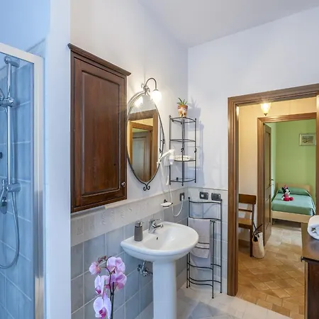 Dom wakacyjny Inviting In With Swimming Pool San Costanzo