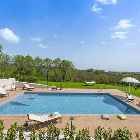 Inviting In With Swimming Pool Vakantiehuis