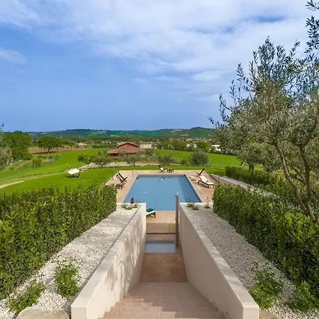 Dom wakacyjny Inviting In With Swimming Pool