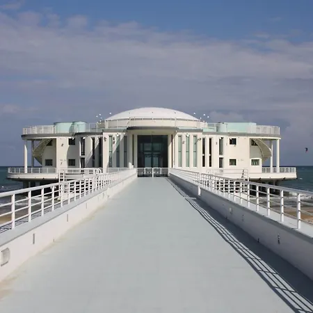 Inviting In With Swimming Pool *