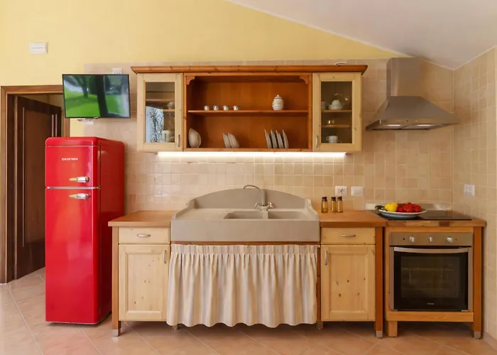 Inviting In With Swimming Pool Сasa de vacaciones